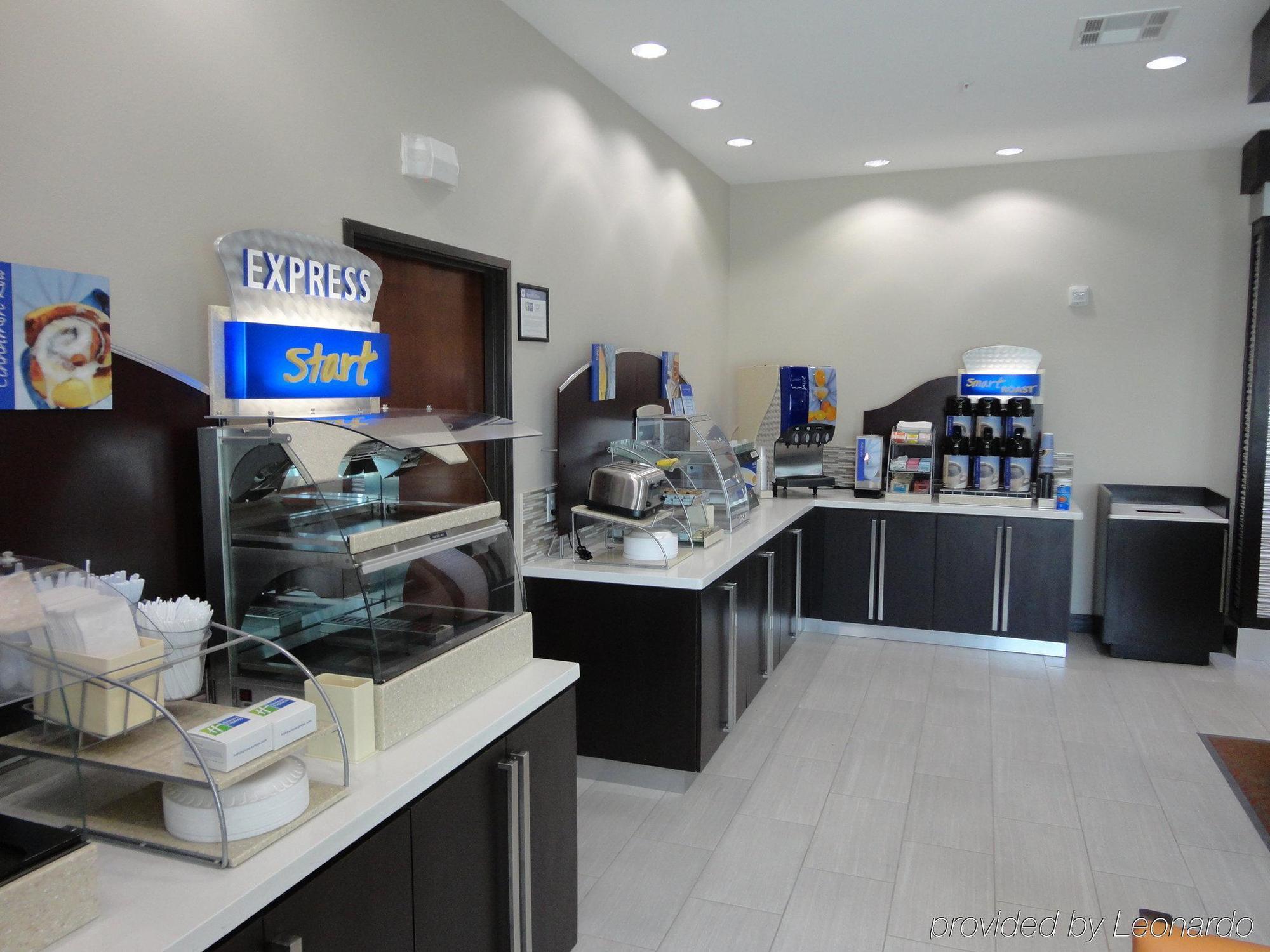 Holiday Inn Express Kenedy By Ihg Exterior foto